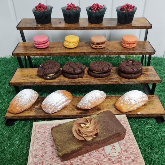 Luxury Cake Treat Gift Box Serves 4 Nationwide Delivery - cakery wonderland eventscakery wonderland eventscakery wonderland eventsCelebration cakes